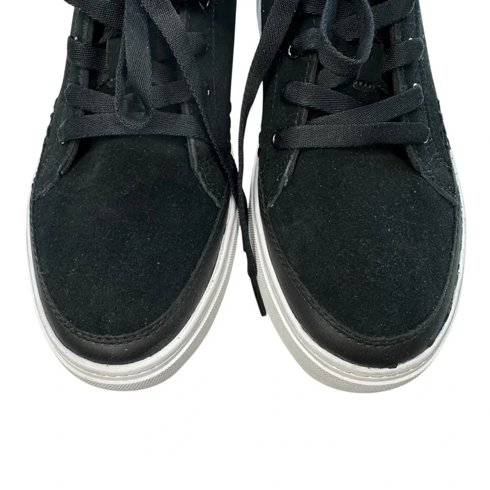 UGG minimal detailing
